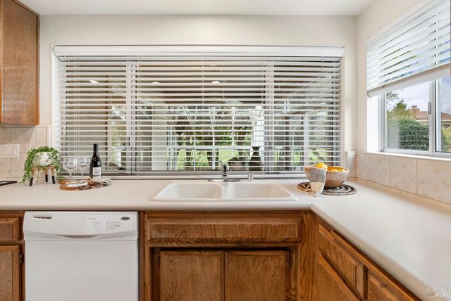 360 Twin Lakes Dr, Santa Rosa, CA 95409