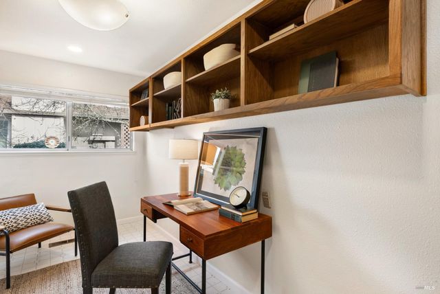 360 Twin Lakes Dr, Santa Rosa, CA 95409