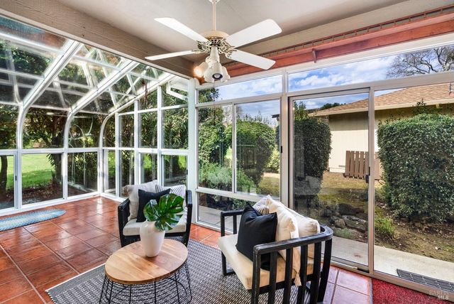 360 Twin Lakes Dr, Santa Rosa, CA 95409