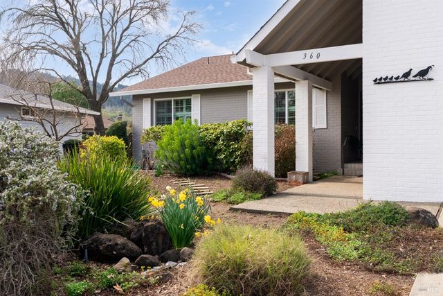 360 Twin Lakes Dr, Santa Rosa, CA 95409