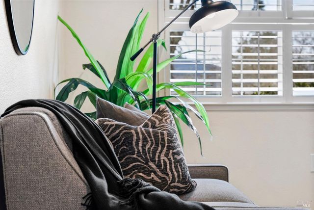 360 Twin Lakes Dr, Santa Rosa, CA 95409