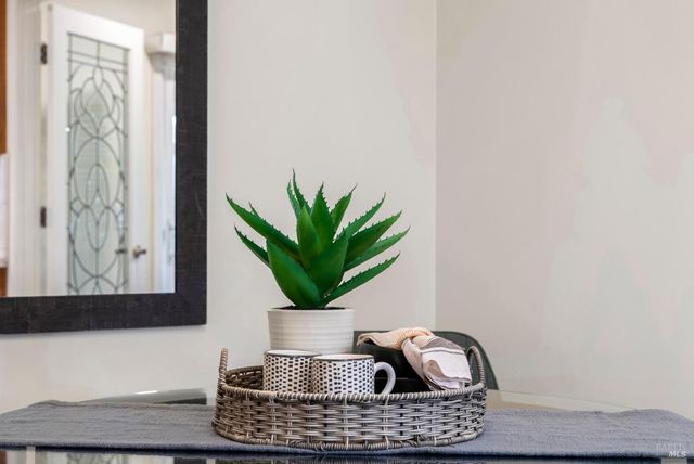 360 Twin Lakes Dr, Santa Rosa, CA 95409