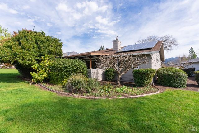 360 Twin Lakes Dr, Santa Rosa, CA 95409