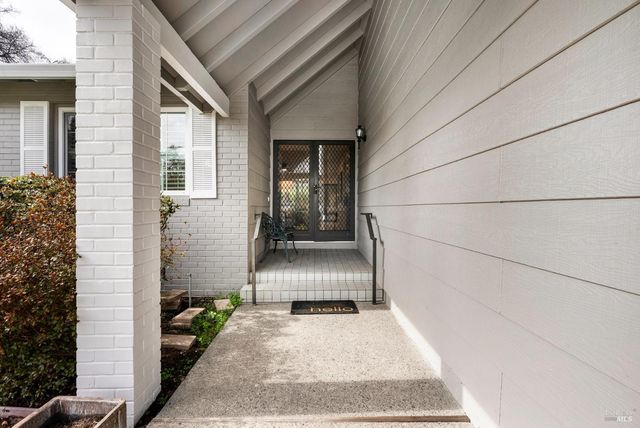 360 Twin Lakes Dr, Santa Rosa, CA 95409