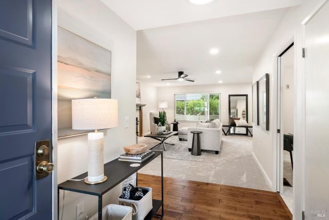 360 Twin Lakes Dr, Santa Rosa, CA 95409