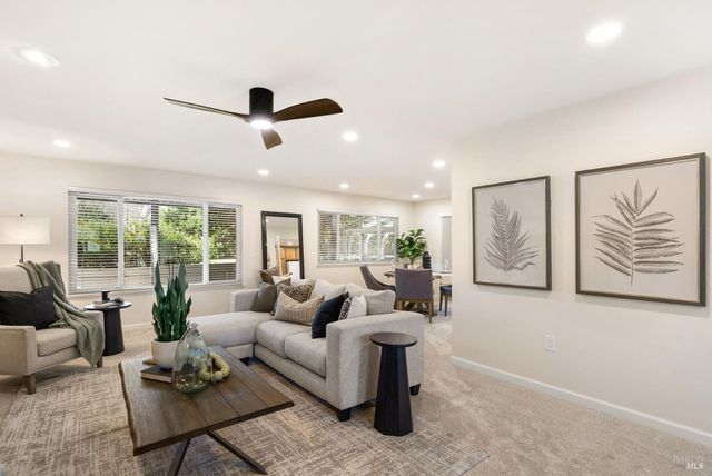 360 Twin Lakes Dr, Santa Rosa, CA 95409