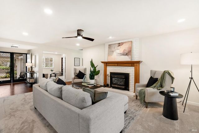 360 Twin Lakes Dr, Santa Rosa, CA 95409