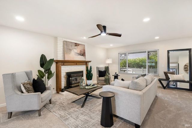 360 Twin Lakes Dr, Santa Rosa, CA 95409