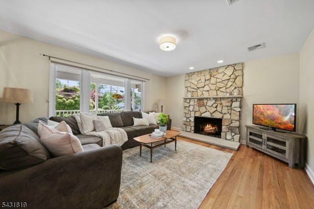 66 Linwood Ave, Midland Park Boro, NJ 07432