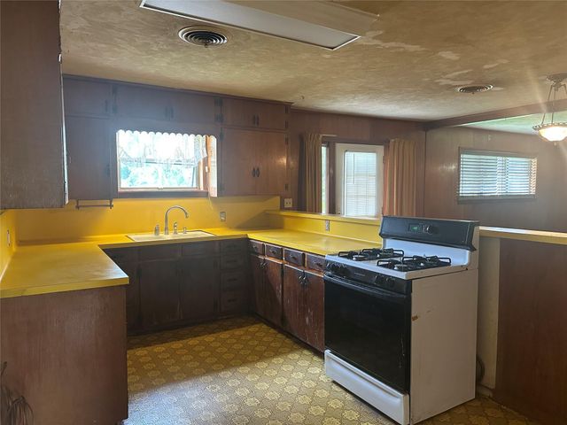 112 Raven Street, Clute, TX 77531