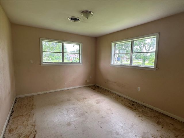 112 Raven Street, Clute, TX 77531