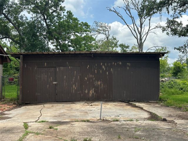 112 Raven Street, Clute, TX 77531