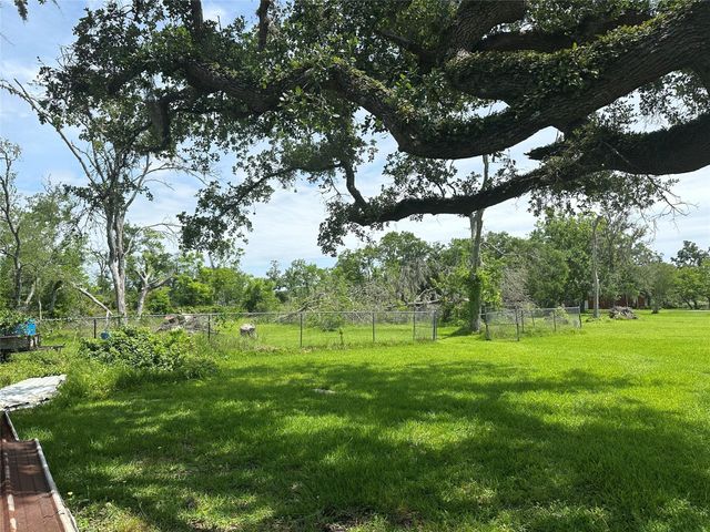 112 Raven Street, Clute, TX 77531