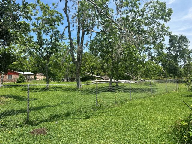 112 Raven Street, Clute, TX 77531