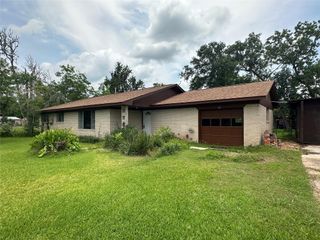 112 Raven Street, Clute, TX 77531