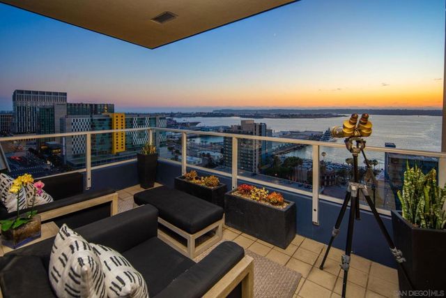 1325 Pacific Hwy 1902, San Diego, CA 92101