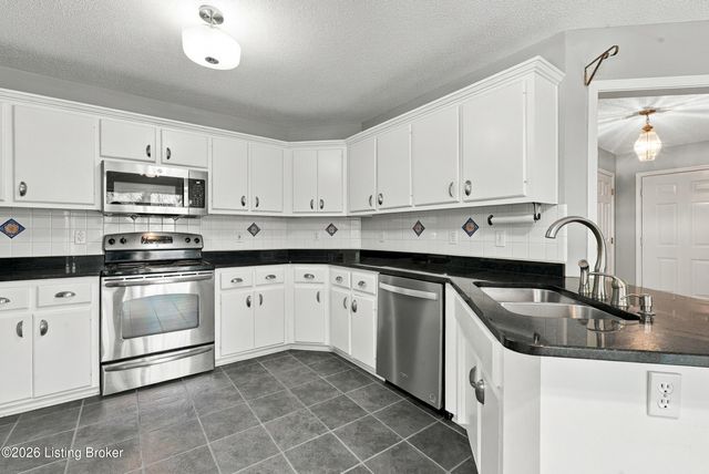 2225 Hochstrasser Rd, Fisherville, KY 40023