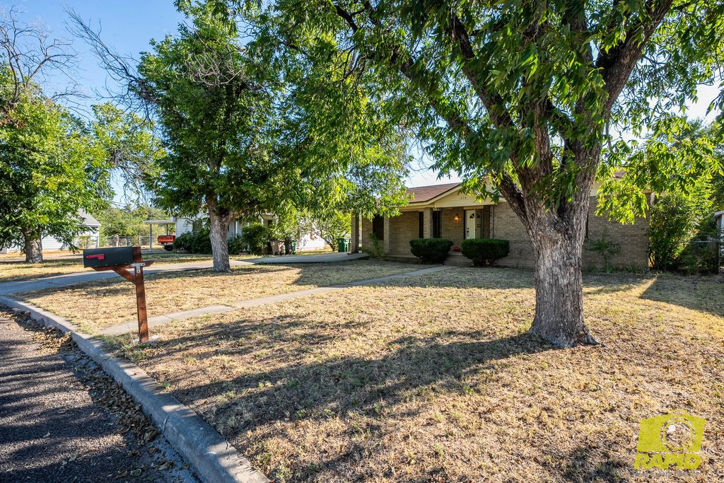 Image 3 of property listing at 210 Lipan Drive, San Angelo, TX 76903