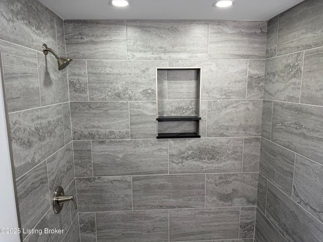 4517 Dover Rd, Louisville, KY 40216