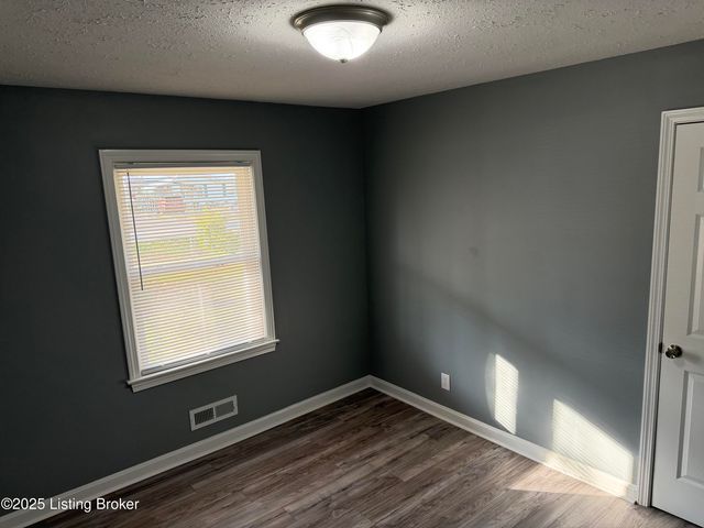 4517 Dover Rd, Louisville, KY 40216