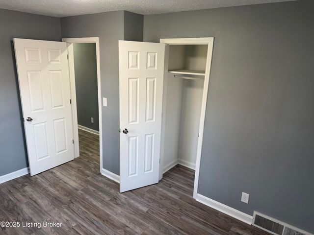 4517 Dover Rd, Louisville, KY 40216