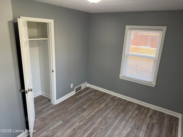 4517 Dover Rd, Louisville, KY 40216