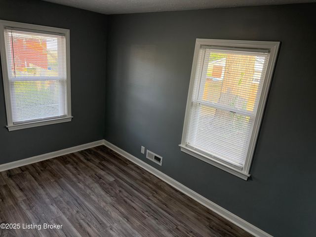 4517 Dover Rd, Louisville, KY 40216