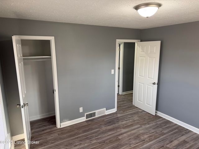 4517 Dover Rd, Louisville, KY 40216