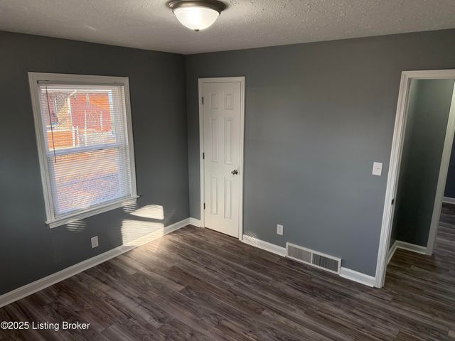 4517 Dover Rd, Louisville, KY 40216