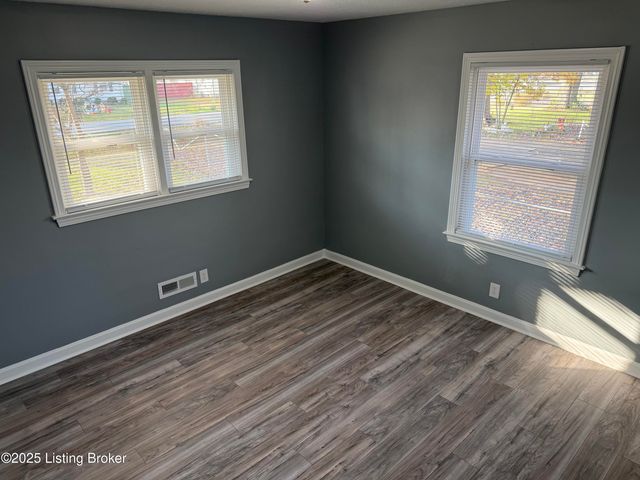 4517 Dover Rd, Louisville, KY 40216