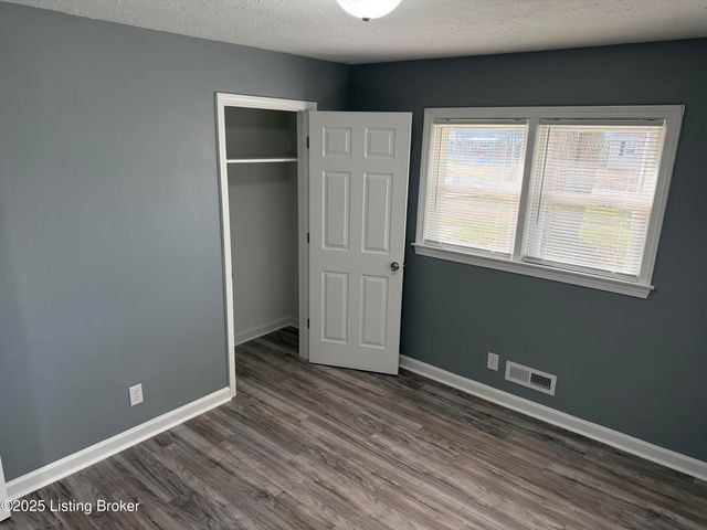 4517 Dover Rd, Louisville, KY 40216