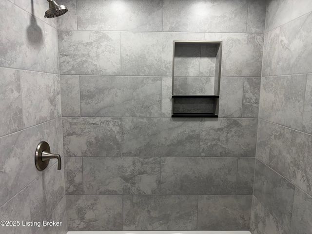 4517 Dover Rd, Louisville, KY 40216