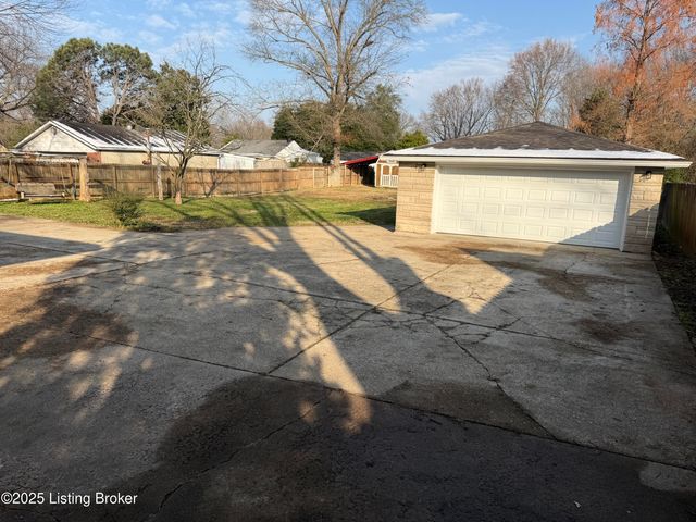 4517 Dover Rd, Louisville, KY 40216