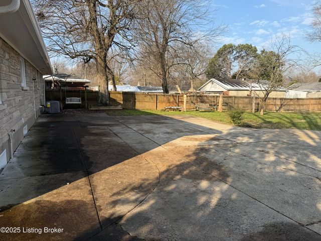 4517 Dover Rd, Louisville, KY 40216