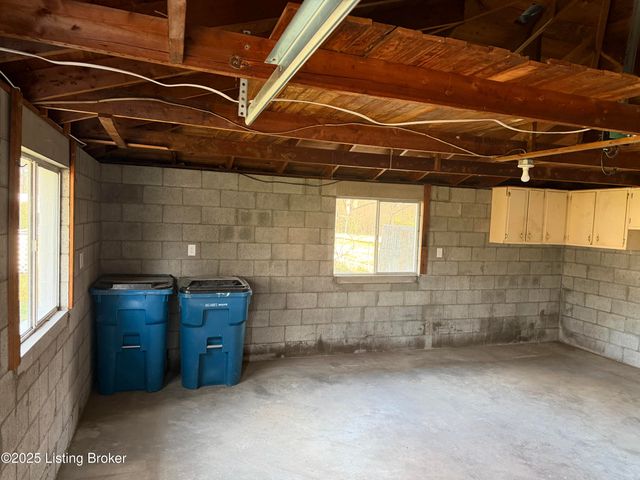 4517 Dover Rd, Louisville, KY 40216