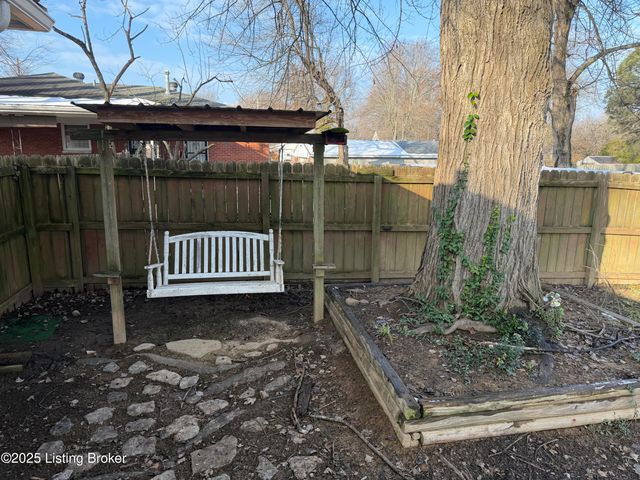 4517 Dover Rd, Louisville, KY 40216