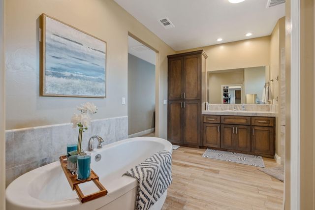 3038 E Beech Court, Visalia, CA 93292