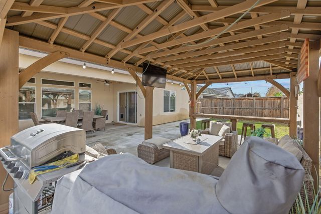 3038 E Beech Court, Visalia, CA 93292