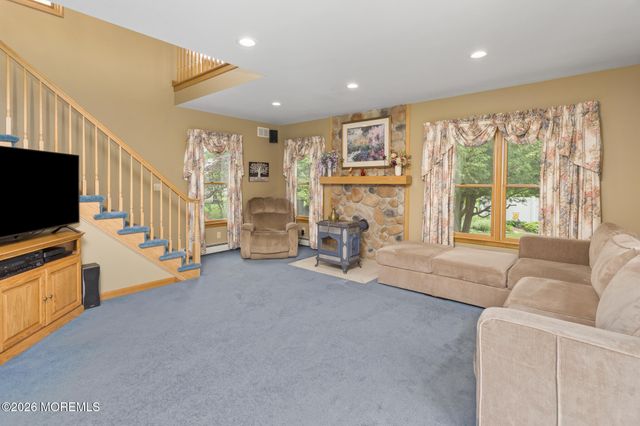 37 Maple Shade Avenue E, Hamilton Square, NJ 08690