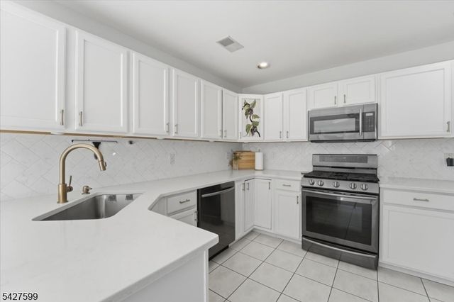 109 Castle Pointe Blvd, Piscataway Twp., NJ 08854