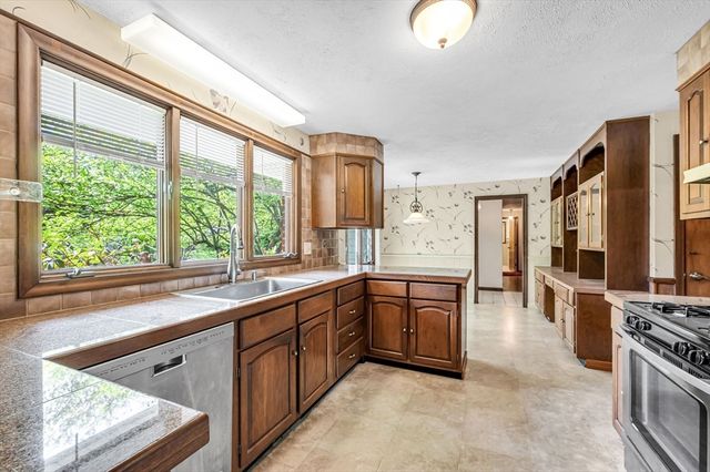 19 Williston Dr, Longmeadow, MA 01106