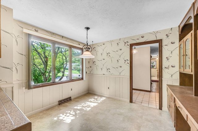 19 Williston Dr, Longmeadow, MA 01106