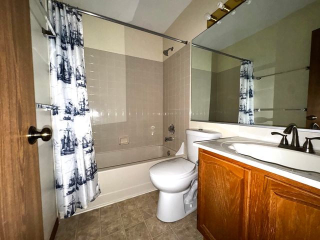 1404 W Sapphire Drive 1404, Hoffman Estates, IL 60192