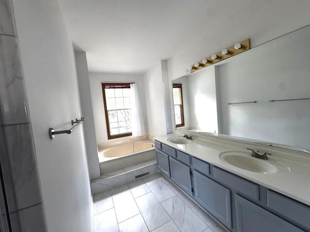 1404 W Sapphire Drive 1404, Hoffman Estates, IL 60192