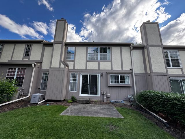 1404 W Sapphire Drive 1404, Hoffman Estates, IL 60192