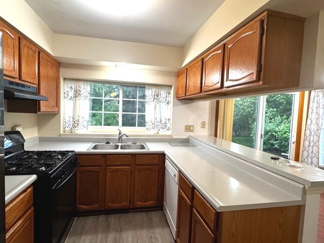 1404 W Sapphire Drive 1404, Hoffman Estates, IL 60192
