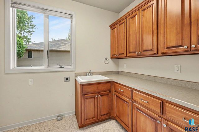 5800 S Deer Park Dr Drive, Sioux Falls, SD 57108
