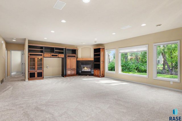 5800 S Deer Park Dr Drive, Sioux Falls, SD 57108