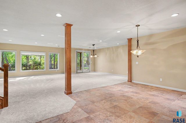 5800 S Deer Park Dr Drive, Sioux Falls, SD 57108