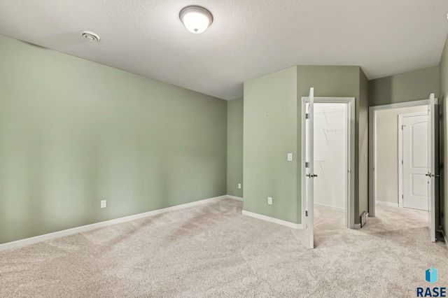 5800 S Deer Park Dr Drive, Sioux Falls, SD 57108